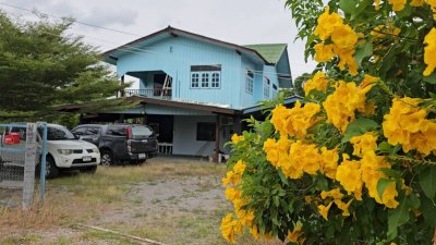 ที่ดินโฉนดพร้อมบ้านไม้ 2 ชั้น ติดถนนลาดยาง อยู่ในชุมชน ใกล้แหล่งท่องเที่ยว