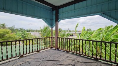 ที่ดินโฉนดพร้อมบ้านไม้ 2 ชั้น ติดถนนลาดยาง อยู่ในชุมชน ใกล้แหล่งท่องเที่ยว