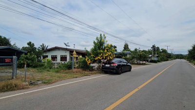 ที่ดินโฉนดพร้อมบ้านไม้ 2 ชั้น ติดถนนลาดยาง อยู่ในชุมชน ใกล้แหล่งท่องเที่ยว