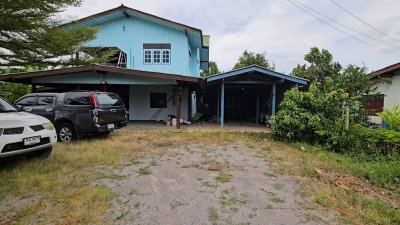 ที่ดินโฉนดพร้อมบ้านไม้ 2 ชั้น ติดถนนลาดยาง อยู่ในชุมชน ใกล้แหล่งท่องเที่ยว