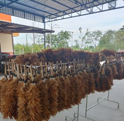 ไม้ปัดขนไก่ ขนยาว (ใหญ่)  ด้ามพลาสติก ขนาด 65 ซม.