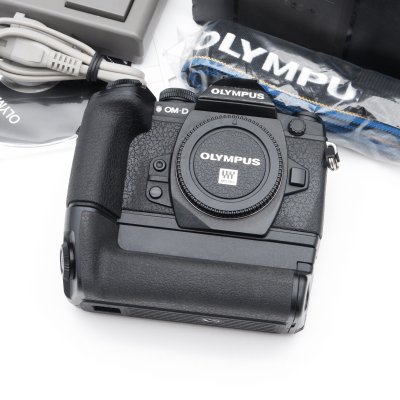 Olympus EM1 Body + Grip HDL7
