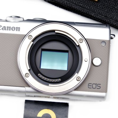 CANON EOS M100