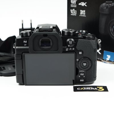 Lumix G90