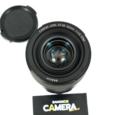 EFM 32mm F1.4 STM