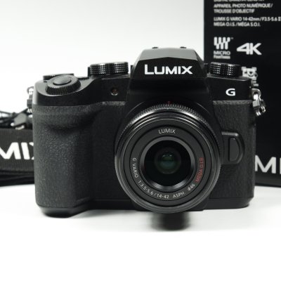 Lumix G90