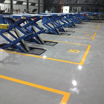 ศูนย์บริการรถยนต์ Cockpit ถนนพระราม 5 จ.นนทบุรี พื้น EPOXY SELF-LEVELING หนา 2 มม.    พื้นที่ 1200 ตรม.