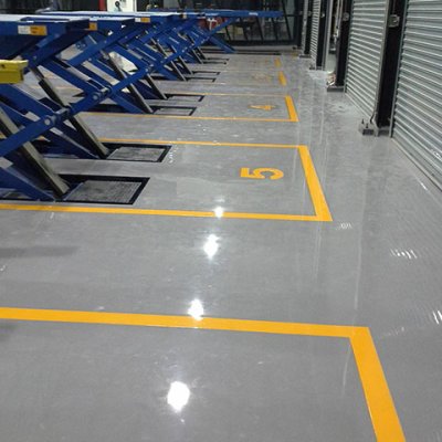 ศูนย์บริการรถยนต์ Cockpit ถนนพระราม 5 จ.นนทบุรี พื้น EPOXY SELF-LEVELING หนา 2 มม.    พื้นที่ 1200 ตรม.