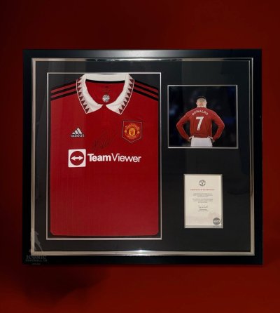 เสื้อ Manchester United 22/23 พร้อม ลายเซ็นสด Cristiano Ronaldo