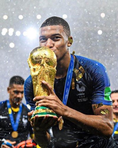 โปสเตอร์ Kylian Mbappé Real Madrid เข้ากรอบ พร้อมลายเซ็นสด