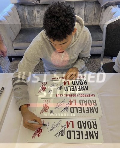 ป้าย Anfield Street Sign  พร้อมลายเซ็นสด นักเตะ Liverpool 14 คน รวมชุดแชมป์ EPL 19/20 + 24/25