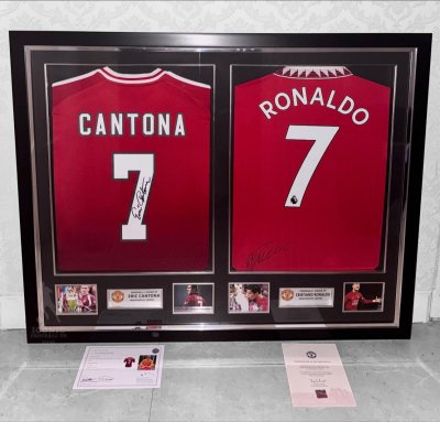 เสื้อ Manchester United พร้อม ลายเซ็นสด Cristiano Ronaldo+Eric Cantona