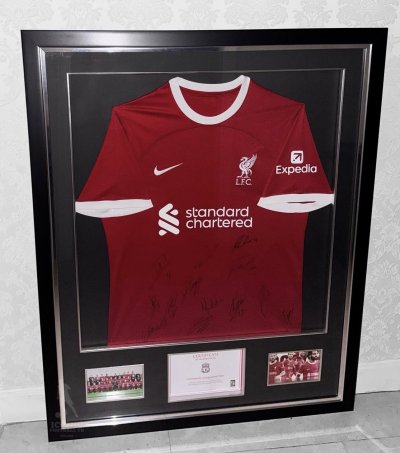 เสื้อ Liverpool Official Signed 23/24 Squad Signed (Club COA)