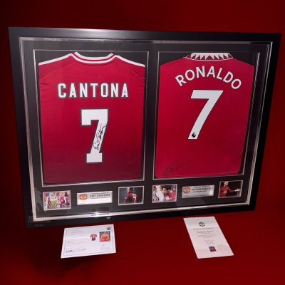 เสื้อ Manchester United พร้อม ลายเซ็นสด Cristiano Ronaldo+Eric Cantona