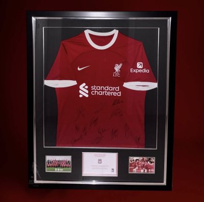 เสื้อ Liverpool Official Signed 23/24 Squad Signed (Club COA)