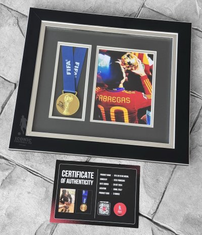 เหรียญรางวัลแชมป์ FIFA World Cup Medal 2010 Spain พร้อม ลายเซ็นสด Cesc Fàbregas