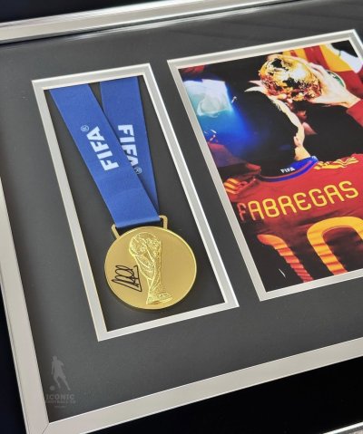 เหรียญรางวัลแชมป์ FIFA World Cup Medal 2010 Spain พร้อม ลายเซ็นสด Cesc Fàbregas