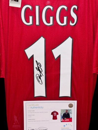 เสื้อ Manchester United 22/23 พร้อม ลายเซ็นสด Ryan Giggs