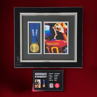 เหรียญรางวัลแชมป์ FIFA World Cup Medal 2010 Spain พร้อม ลายเซ็นสด Cesc Fàbregas