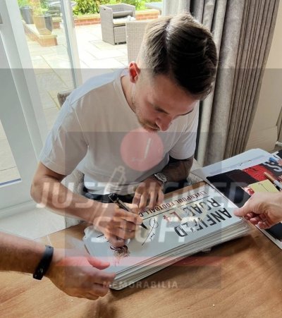 ป้าย Anfield Street Sign พร้อมลายเซ็นสด Alexis Mac Allister เข้ากรอบ