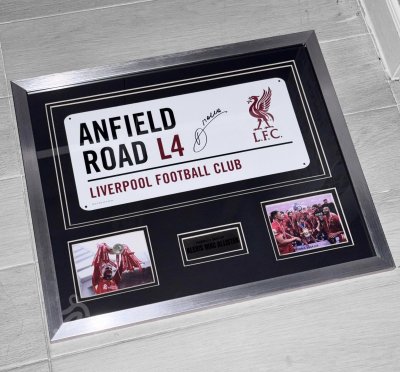 ป้าย Anfield Street Sign พร้อมลายเซ็นสด Alexis Mac Allister เข้ากรอบ
