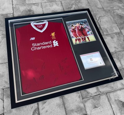 เสื้อ Liverpool Official Signed 17/18 Squad Signed (Club COA)
