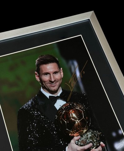 โปสเตอร์ Lionel Messi "Ballon Dor Winner" ใบ COA icons.com