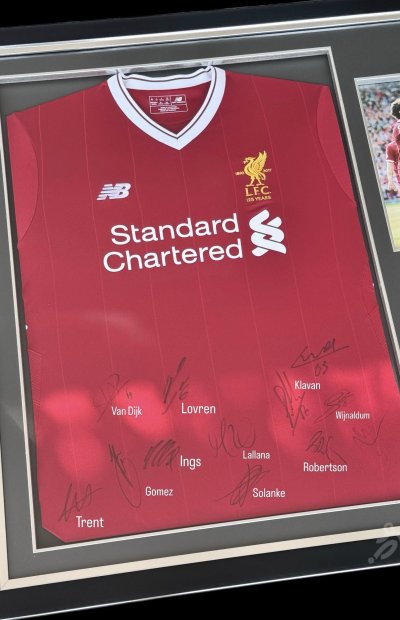 เสื้อ Liverpool Official Signed 17/18 Squad Signed (Club COA)