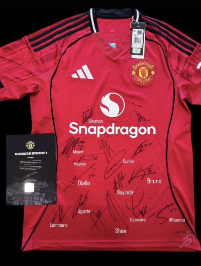 เสื้อ Manchester United 25/26 พร้อมลายเซ็นสดจาก นักเตะตัวหลัก 16 คน