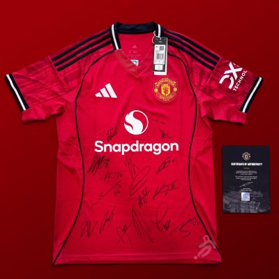 เสื้อ Manchester United 25/26 พร้อมลายเซ็นสดจาก นักเตะตัวหลัก 16 คน