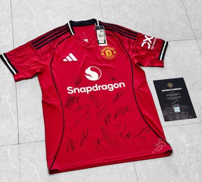 เสื้อ Manchester United 25/26 พร้อมลายเซ็นสดจาก นักเตะตัวหลัก 16 คน