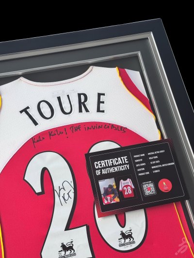 เสื้อ Arsenal Retro Signed by Kolo Touré พร้อมข้อความพิเศษ เข้ากรอบ