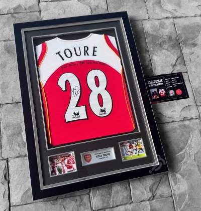 เสื้อ Arsenal Retro Signed by Kolo Touré พร้อมข้อความพิเศษ เข้ากรอบ