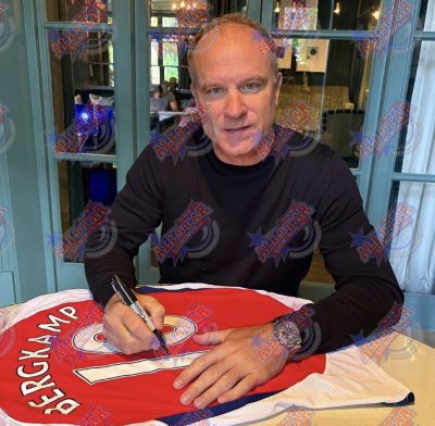 เสื้อ Arsenal 24/25 พร้อม ลายเซ็นสด Henry+Bergkamp เข้ากรอบคู่