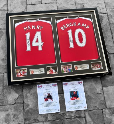 เสื้อ Arsenal 24/25 พร้อม ลายเซ็นสด Henry+Bergkamp เข้ากรอบคู่