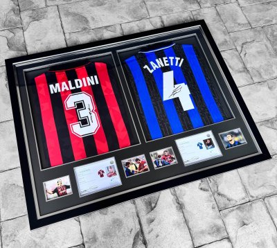 เสื้อ AC Milan + Inter Milan Retro พร้อม ลายเซ็นสด Maldini+Zanetti เข้ากรอบคู่ Exclusive Memorabilia