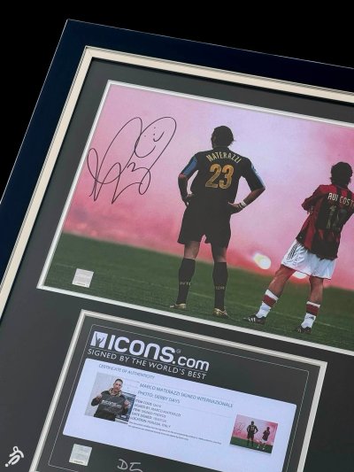 โปสเตอร์ Iconic Photos in Football "Milan Derby" Signed By Materazzi เข้ากรอบ พร้อมลายเซ็นสด