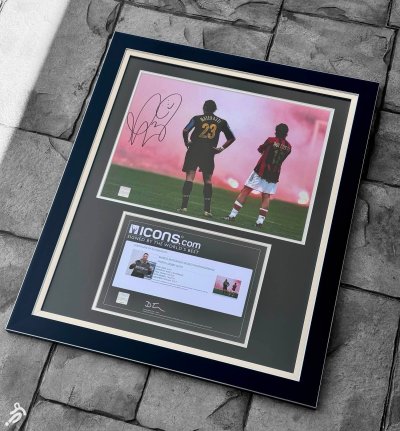โปสเตอร์ Iconic Photos in Football "Milan Derby" Signed By Materazzi เข้ากรอบ พร้อมลายเซ็นสด