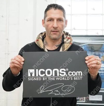 โปสเตอร์ Iconic Photos in Football "Milan Derby" Signed By Materazzi เข้ากรอบ พร้อมลายเซ็นสด