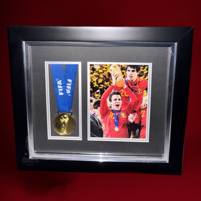 เหรียญรางวัลแชมป์ FIFA World Cup Medal 2010 Spain พร้อม ลายเซ็นสด Cesc Fàbregas