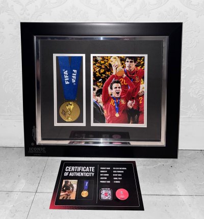 เหรียญรางวัลแชมป์ FIFA World Cup Medal 2010 Spain พร้อม ลายเซ็นสด Cesc Fàbregas