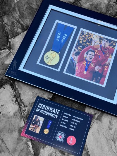 เหรียญรางวัลแชมป์ FIFA World Cup Medal 2010 Spain พร้อม ลายเซ็นสด Cesc Fàbregas