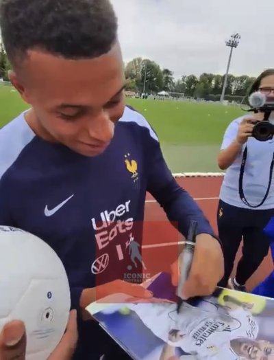 โปสเตอร์ Kylian Mbappé Real Madrid เข้ากรอบ พร้อมลายเซ็นสด