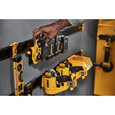 ที่แขวนแท่นชาร์จแบบติดราง DEWALT รุ่น DWST82821