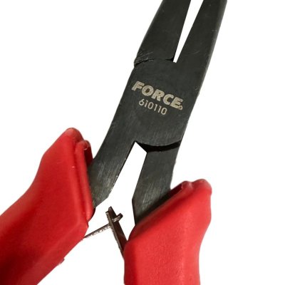 คีมปากแหลมเล็ก FORCE 5.5 นิ้ว ด้ามแดง รุ่น 610110
