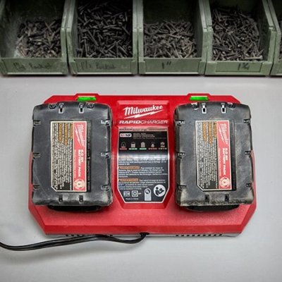 แท่นชาร์จแบตเตอรี่ MILWAUKEE 18 โวลต์ แบบชาร์จเร็ว 2 ช่อง รุ่น M18DFC