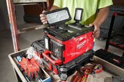 ไฟสนาม MILWAUKEE PACKOUT 18 โวลต์ รุ่น M18POALC-0