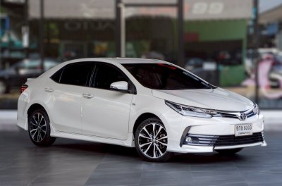 TOYOTA COROLLA ALTIS 1.8 S SPORT OPTION ปี 2016 (5กษ 9303)