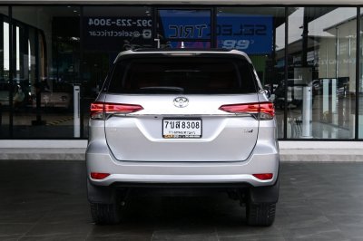 TOYOTA FORTUNER 2.4 V 4WD ปี 2018 (7ขส 8308)