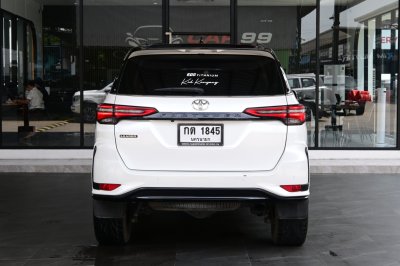 TOYOTA FORTUNER 2.4 V LEADER AT ปี 2024 (กต1845)
